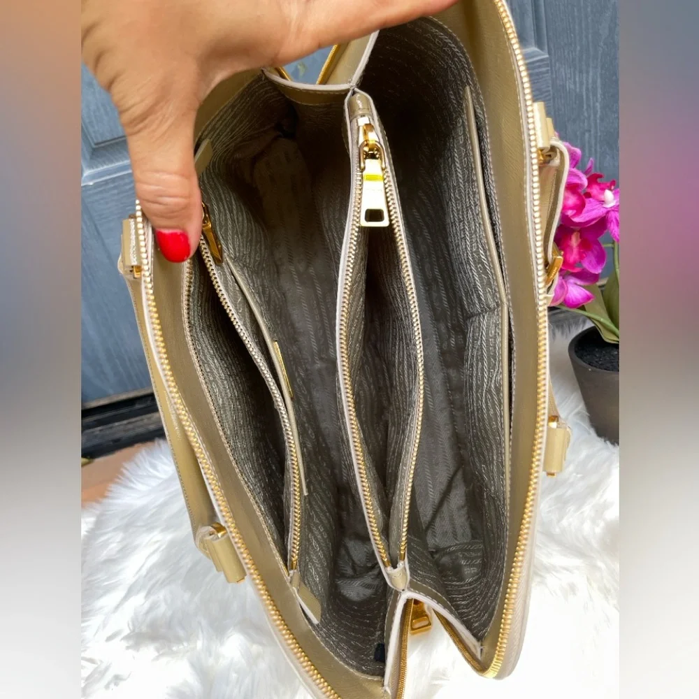 Auth PRADA Beige Saffiano Patent Leather Large Promenade Satchel - Picture 13 of 17
